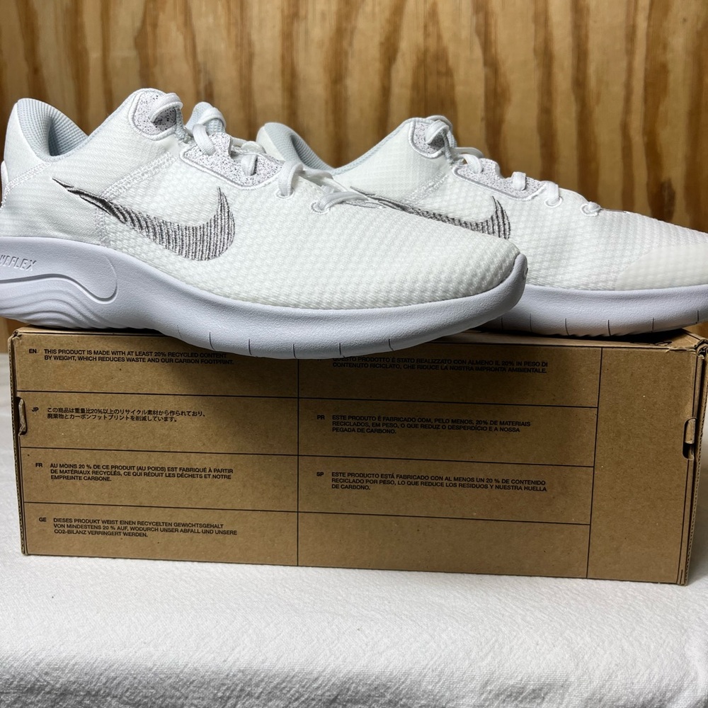 NWT Women’s Flex Experience Rn 11 NN (W) !! Size 11. Never worn before.